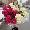 25 розовых и белых пышных роз